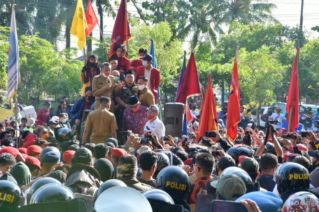demo buruh gubernur